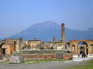 Pompeya con el Vesubio de fondo